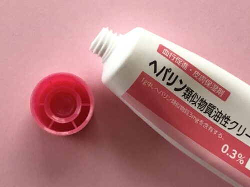「ヘパリン類似物質」は、医療機関で「ヒルドイド」という名称で処方されている乾燥肌に効果のある有効成分